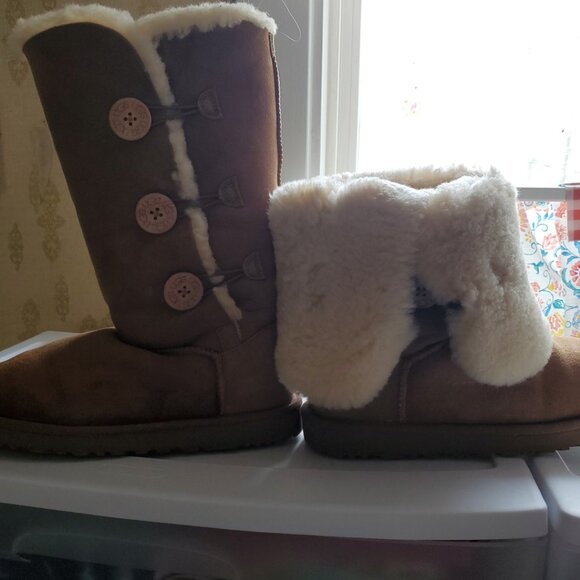 Uggs (womens) - Picture 3 of 6